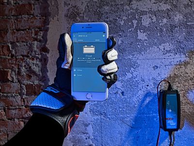 Зарядно за акумулатор Victron Blue Smart IP67 24V/12A